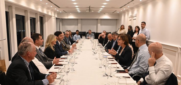 La directora de la OMSA visitó por primera vez la Argentina y destacó el trabajo sanitario del país