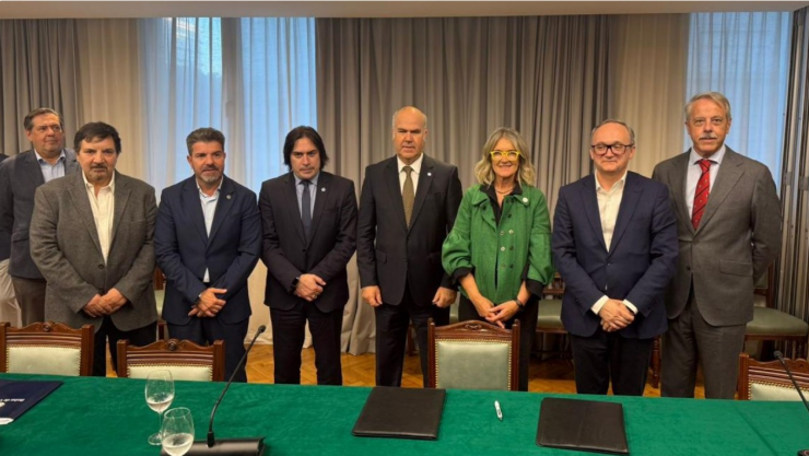 Autoridades del SENASA, la Secretaría de Agricultura, Ganadería y Pesca y del Consejo Agroindustrial Argentino (CAA) en la Bolsa de Cereales de Buenos Aires.